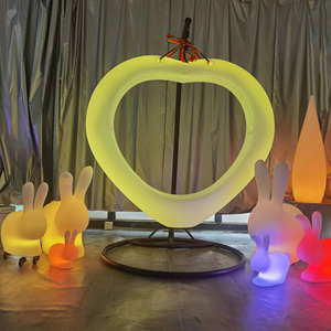 Novo Lançamento Conjunto de Cadeiras de Balanço em Forma de Coração com LED que Muda de Cor para Jardim ao Ar Livre Estilo Duplo de Balanço Coração de Plástico - Product Image 1