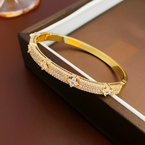 Vòng Đeo Tay Thời Trang Bangles Iced out Vàng Mạ Cubic Zirconia Stack <span class=keywords><strong>Cuff</strong></span> <span class=keywords><strong>Bangle</strong></span> Kim Cương Clover Vòng Đeo Tay Cho Phụ Nữ Đồ Trang Sức - Product Image 4