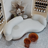 Canapé en tissu élégant et courbé avec rembourrage moelleux pour salon spacieux et appartement