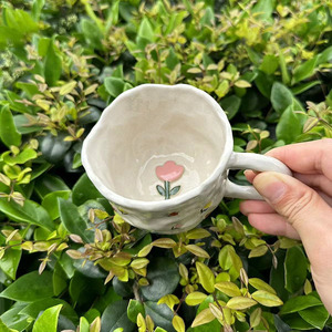 Tasse à thé en porcelaine artisanale peinte à la main avec motifs floraux, tasse à boisson décorative en céramique pour un cadeau surprise de vacances - Product Image 4