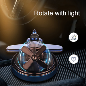Dispensador de <span class=keywords><strong>ambientador</strong></span> de coche de aleación de fragancia de avión giratorio automático de energía Solar creativo - Product Image 2