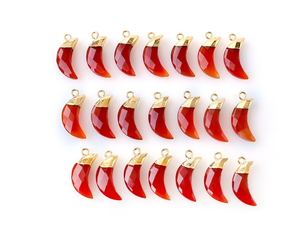 Collar con abalorio de piedras preciosas facetadas de 21x6 MM con forma de Luna cornalina chapada en oro de 18K - Product Image 1