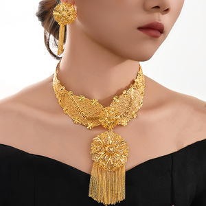 Dubai Messing Vergoldetes Afrikanisches Blumen-Quasten-Schmuckset für <span class=keywords><strong>Saudi</strong></span>-Arabische Frauen Büro/Karriere Halskette Ohrringe Zweiteiliges <span class=keywords><strong>Set</strong></span> - Product Image 1