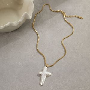 Colar Atacado Feminino com Pingente de Cruz de Pérola Barroca Estilo Francês e Corrente de Osso de Cobra em Aço Inoxidável – Acessório de Moda Tendência - Product Image 4