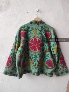 Chaqueta de terciopelo de lujo para mujer, estilo suzani, tejida, ecológica, transpirable, resistente al viento, con bordado de inspiración vintage y motivos tropicales. - Product Image 5