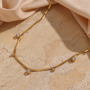 Collier ras du cou en acier inoxydable plaqué or 18 carats avec chaîne serpent et pendentif zircon rond, idéal pour le dropshipping - Product Image 4
