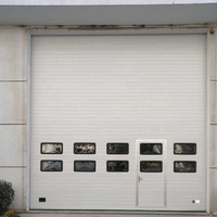 Zone de chargement d'entrepôt baie industrielle automatique sectionnelle porte de garage verticale isolée