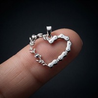 Pendentif en acier inoxydable avec chaîne de moto industrielle et breloque cœur en forme de vigne florale, thème gothique mécanicien et d'amour, mini bijou
