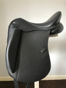 Selle de dressage en cuir de qualité supérieure, design à assise profonde haute performance, système de selle flexible, selle de cheval confortable - Product Image 3