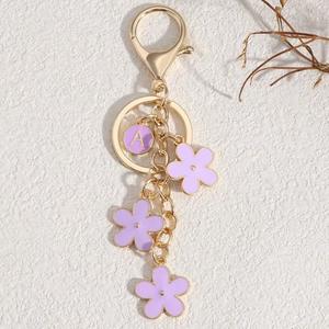 LLavero de abalorio de serie de flores esmaltadas bonitas de color rosa con 26 letras iniciales del alfabeto para mujer, abalorio para bolso, flores decorativas de doble cara - Product Image 1