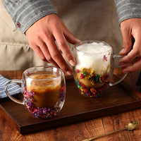 Tasse en verre à double paroi élégante avec embellissements de fleurs séchées, résistante à la chaleur pour le thé et le café, vaisselle en verre stylée