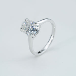 Anillo Solitario de Plata de Ley S925 con Piedra de Moissanita Ovalada de 7*10 mm y 2 Quilates - Product Image 4