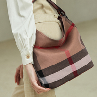 Sac à bandoulière de luxe polyvalent en polyester et cuir, motif écossais tendance avec fermeture éclair et accents de chaîne