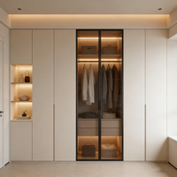 Armoire et meuble de rangement contemporains en bois massif sur mesure avec tiroirs intégrés et zones de suspension empilables