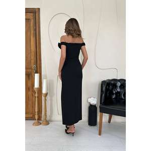 Robe de soirée noire fourreau à épaules dénudées avec embellissement en rose, en tissu satiné, taille naturelle - Product Image 1