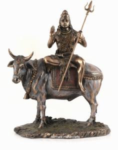 Nirmala Handicrafts - Estatua de Nandi Shiva Hecha a Mano en Resina de Poliéster y Bronce, Ídolo Religioso Hindú Indio, Figura Decorativa Art Deco para Mesa o Escritorio - Product Image 2