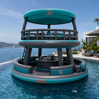 Île aquatique gonflable commerciale avec canapé lounge, comptoir de bar et parasol pour la location en resort, la plage et l'utilisation extérieure