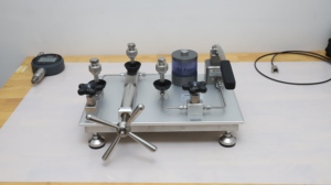 Pompe d'étalonnage hydraulique eau-huile de bureau 15 000 psi, originale et neuve, pour comparateur de haute précision - Product Image 4
