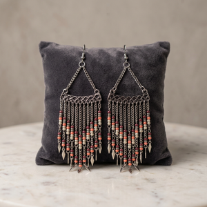 Boucles d'oreilles pendantes longues à franges style bohème en perles argentées, noires et blanches avec pompon pour femme, en alliage - Product Image 4