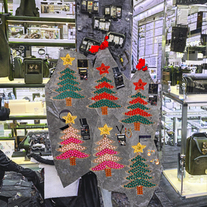 Pendientes Navideños Unisex al por Mayor, Elegantes y Lindos, con Esmalte Colorido, Pedrería, Árbol de Navidad, Bastón, Guantes, Gota de Aceite - Product Image 3