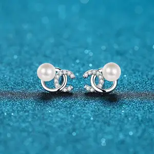 925纯银耳环，以天然完美无瑕的淡水珍珠和CC Moissanite宝石为特色
