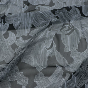 Tissu en Chiffon de <span class=keywords><strong>Soie</strong></span> Naturelle 100% Mûrier Imprimé Grandes Fleurs de Lys Noires et Blanches pour Robes et Sarongs Modernes Élégants pour Femme - Product Image 6