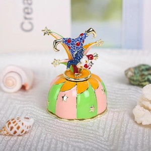 SHINNYGIFTS, <span class=keywords><strong>caja</strong></span> <span class=keywords><strong>de</strong></span> música <span class=keywords><strong>de</strong></span> payasos <span class=keywords><strong>de</strong></span> Metal pequeños pintados a mano con temática <span class=keywords><strong>de</strong></span> hadas, figurita Musical esmaltada Windup Melody, decoración del hogar para niños - Product Image 4