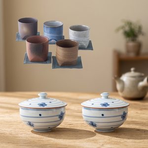 Lot de 7 tasses en céramique et bols à couvercle, motif floral bleu, en composite, pour détaillants d'articles de cuisine d'occasion en surplus, prix de vente aux enchères - Product Image 1