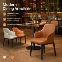 Fauteuil de salle à manger à accoudoirs inclinés, vinyle gris clair mat, dossier haut incurvé, couture centrale, pieds noirs effilés