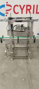 Machine <span class=keywords><strong>de</strong></span> capsulage <span class=keywords><strong>de</strong></span> table avec dispositif <span class=keywords><strong>de</strong></span> positionnement pour bouteilles rondes, économique et facile à utiliser, pour ligne <span class=keywords><strong>de</strong></span> production <span class=keywords><strong>de</strong></span> bouteilles en plastique et en verre - Product Image 6