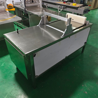 Machine de découpe de savon industrielle semi-automatique avec table pour la découpe de savon carré