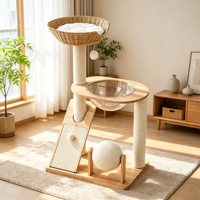 Arbre à chat ScratchBasket 94 cm en bois d'hévéa avec panier-lit en rotin tressé à la main, bol-capsule en acrylique transparent, griffoir incliné en sisal