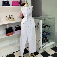 Ensemble tailleur pantalon taille haute élégant et personnalisé pour femme, avec gilet sans manches à col boutonné et incrustations de diamants, idéal pour l'été