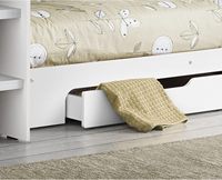 Lit mezzanine moderne blanc en bois avec barrières de sécurité, lit superposé avec lit gigogne et bureau intégré