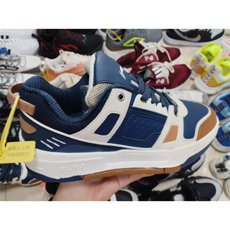 Sfuso In stile Mix Stock di fabbrica nuova Sneaker a buon mercato di alta qualità scarpe sportive comode di marca personalizzate Made In China