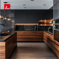 Cuisine haut de gamme Alland en bois de noyer naturel moderne, îlot en marbre noir luxueux pour une nouvelle maison de rêve sur mesure