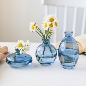 Ensemble de vases à fleurs <span class=keywords><strong>en</strong></span> <span class=keywords><strong>verre</strong></span> d'art pièce maîtresse de mariage <span class=keywords><strong>vase</strong></span> à bourgeons <span class=keywords><strong>en</strong></span> <span class=keywords><strong>verre</strong></span> rond floral bleu de luxe <span class=keywords><strong>pour</strong></span> fleurs - Product Image 1