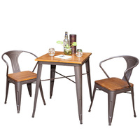 Ensemble table et chaises de style européen décontracté, rétro, pour l'extérieur, avec structure en bois massif et en fer, idéal pour les bars et les salons de thé.