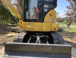Mini-excavatrice sur chenilles d'occasion CAT303 303e de 3 tonnes de haute qualité, moteur puissant, certifiée Japon EMC CE, avec brise-roche - Product Image 3