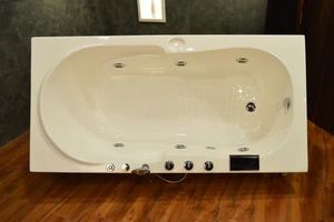 Baignoire balnéo rectangulaire moderne en acrylique blanc avec jets de massage intégrés et panneau frontal élégant - Product Image 3