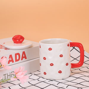 Mug en céramique Redeco avec impression de lèvres romantiques, couvercle à lèvres rouges 3D, motif de baiser vibrant, tasse à café originale pour cadeau de la Saint-Valentin - Product Image 2