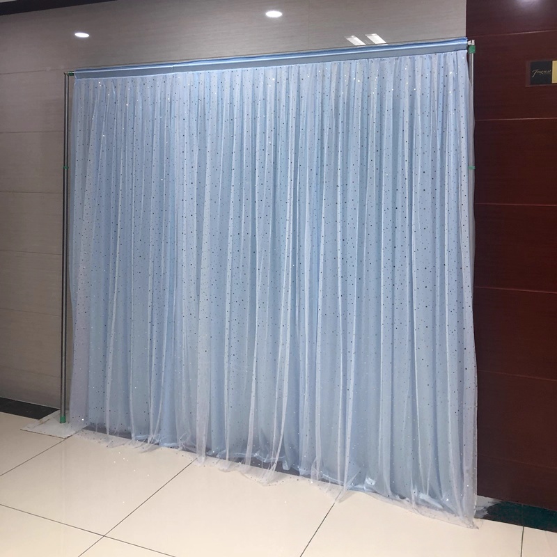 drapé en soie glacée bleu clair + tulle blanc