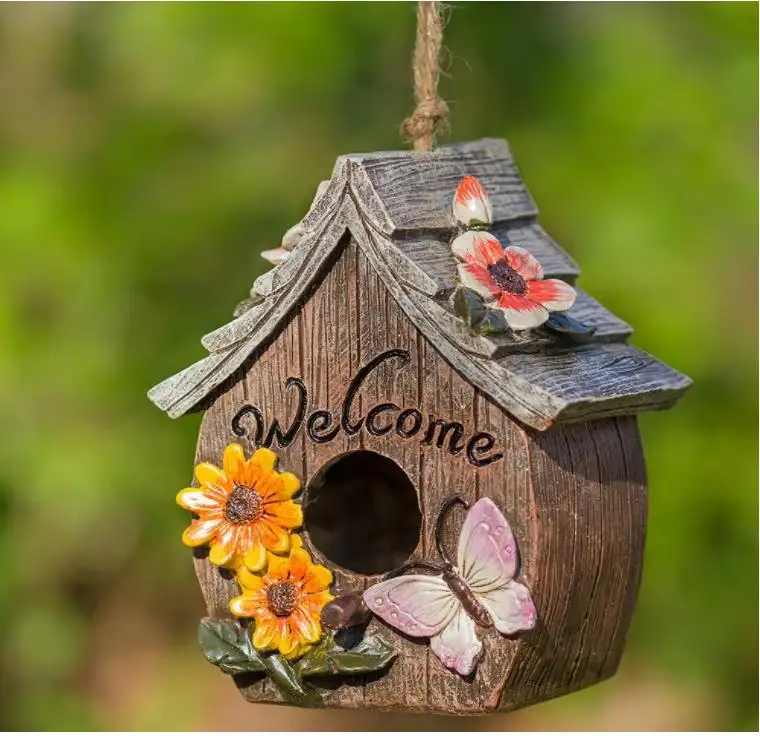 Casa de pájaro pintada a mano, decoración de mariposas y flores