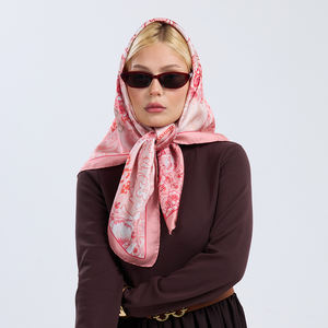 Pañuelo de Seda Twill 100% de Lujo con Estampado Floral en Rojo Cereza y Rosa Polvoriento, Borde Enrollado a Mano, Impresión Personalizada, Cuadrado, Longitud Media - Product Image 5