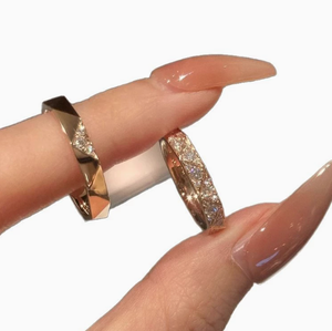 Anillo Geométrico Chapado en Oro Rosa con Circonitas Cúbicas, Corte Triangular Facetado, Banda Semi-Pavé, Apilable, Joyería para Parejas - Product Image 1