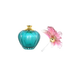 Flacon de parfum cylindrique en cristal Crystal Coast Floral avec bouchon Liuli bleu et doré, motif floral rose - Product Image 4