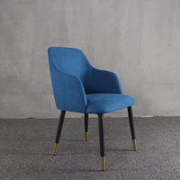 Chaise de salle à manger commerciale en tissu velours bleu, moderne et élégante, avec accoudoirs rembourrés, pour restaurant, hôtel, café, extérieur et salon.