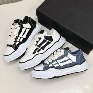 Zapatillas de Lona con Suela Gruesa y Diseño Desestructurado de Esqueleto en Blanco y Negro - Product Image 5