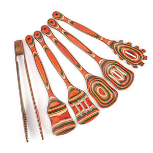 طقم أدوات مطبخ خشبية صلبة مكون من 6 قطع باللون الأخضر والبرتقالي، يشمل ملعقة وملعقة قلي ومصفاة - Product Image 2