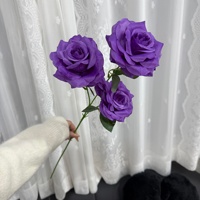 Arrangement mit geprägtem Design für Hochzeitsdekoration, kommerzielle Nutzung & Fotografie-Requisiten 3-Kopf-Diamantrose
